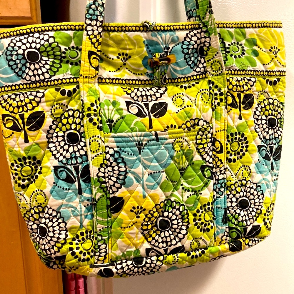Vera Bradley Large Villager Tote (retired Limes Up print)
